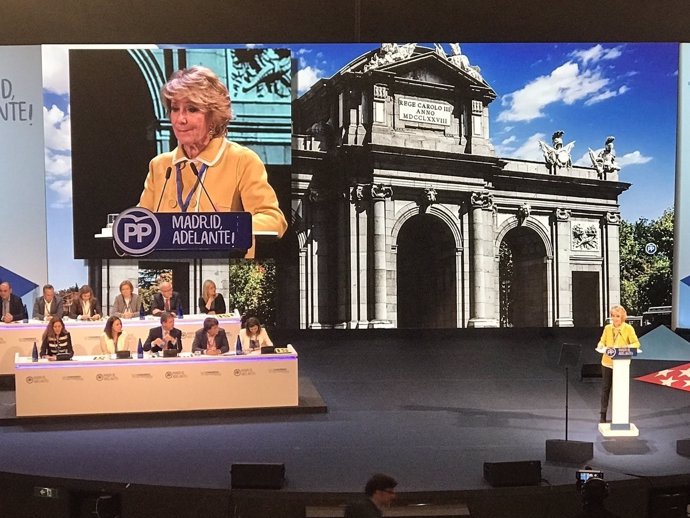 Aguirre, emocionada en su intervención