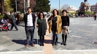 La nueva banda de encaminamiento ya permite a las personas con discapacidad visual recorrer la plaza de España