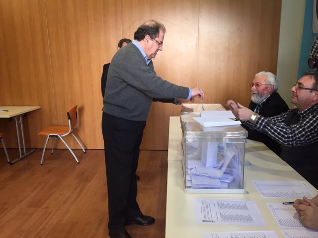 Burgos.- Herrera, durante la votación en Burgos