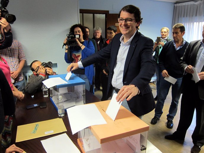 Salamanca. Fernández Mañueco vota en la sede del PP