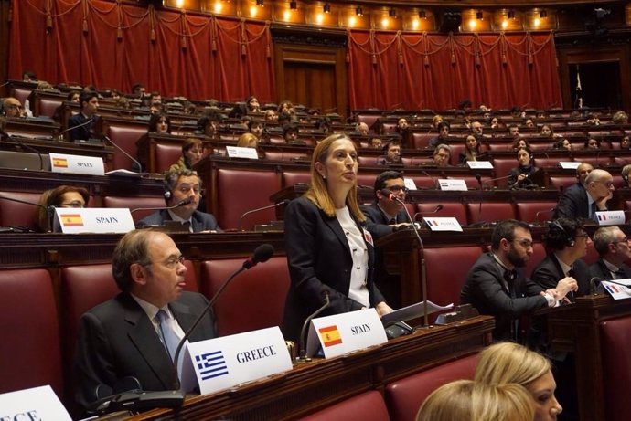 La presidenta del Congreso, Ana Pastor, acompañada por el presidente del Senado