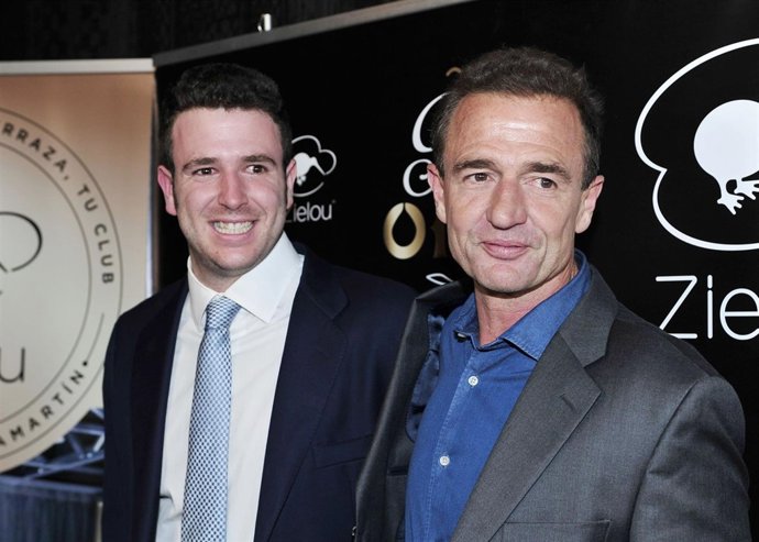 Alessandro Lequio todo un padrazo apoyando a su hijo Álex 