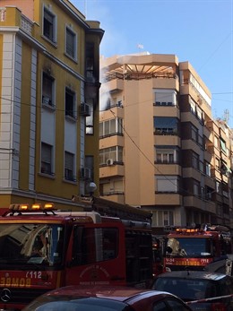 Los equipos del SPEIS y la vivienda afectada