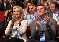 La "sobrada" de Feijóo para alabar a Cifuentes: "Enhorabuena por gobernar sin mayorías, yo no sé hacerlo"