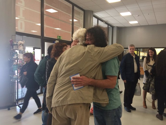 Davide Rodríguez abraza a Beiras en la III Asamblea Nacional de Anova