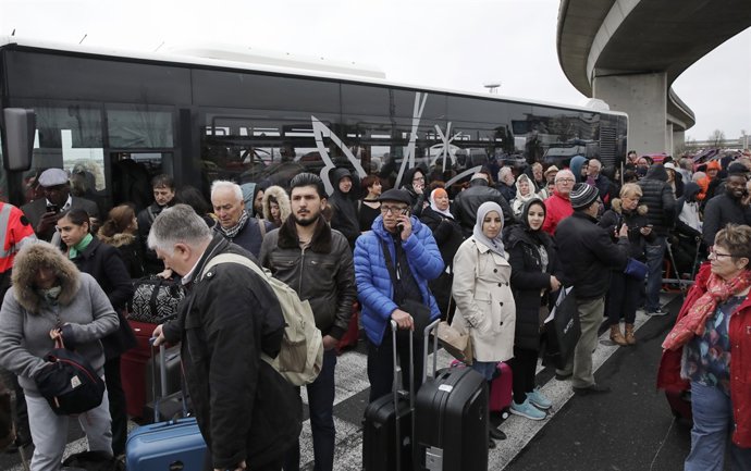 Desalojo del aeropuerto de París-Orly tras el incidente.