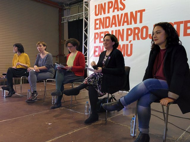 Mar García, Maria Freixanet, Adriana Sabaté, Ada Colau y Laura Pérez 