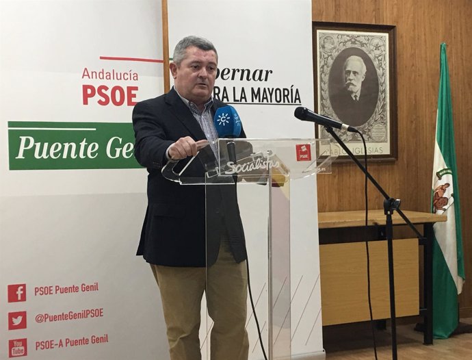 El portavoz de Hacienda del PSOE-A, José María Ruiz, en rueda de prensa
