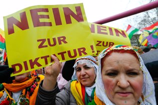Manifestación kurda en Frankfurt