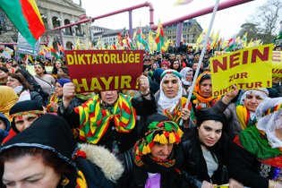 Manifestación kurda en Frankfurt