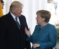 Trump destaca la buena sintonía con Merkel pero pide a Alemania "más dinero" por la defensa que le proporciona