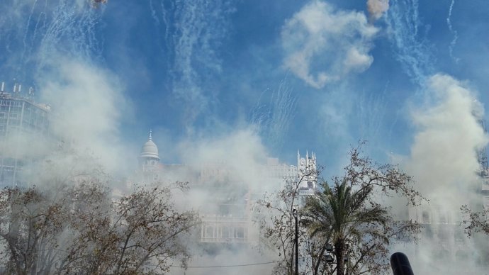 El disparo de Reyes ha nublado la vista en la plaza del Ayuntamiento