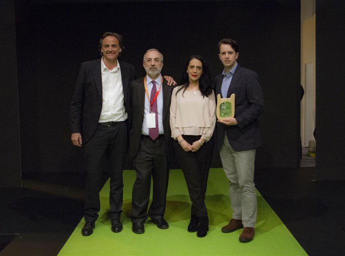 Entrega del premio al Ayuntamiento de Barcelona por la playa para perros