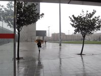 Los días de lluvia los comercios podrían incrementar sus ventas un 2% si subiesen precios, según el Iese