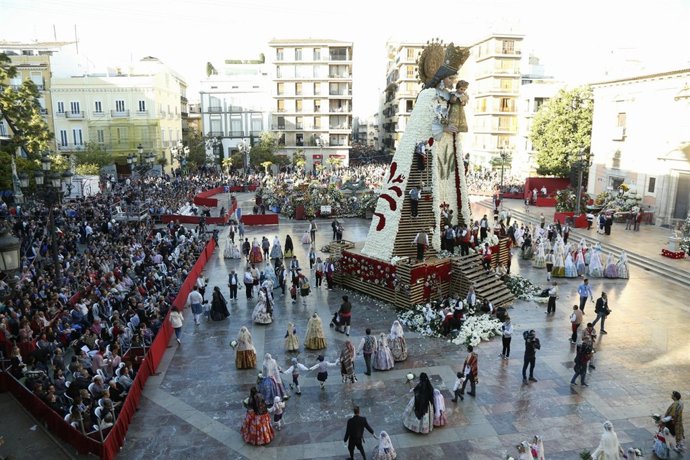 Los falleros llenaron de flores el manto de la Geperudeta
