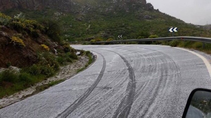 Carretera de la cumbre de Gran Canaria con granizo