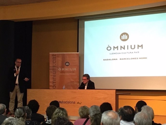 El expresidente Artur Mas en una conferencia de Òmnium en Badalona