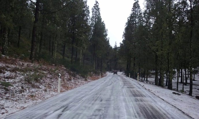 Carretera con granizo en la cumbre de Gran Canaria