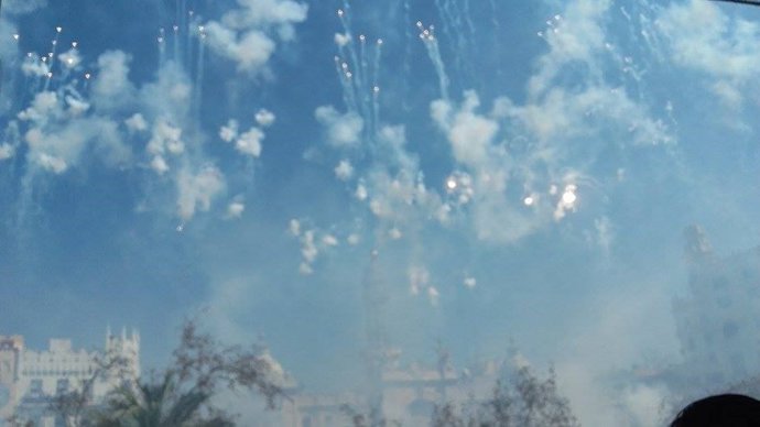 La 'mascletà' d elos Hermanos Caballer despide las Fallas 2017