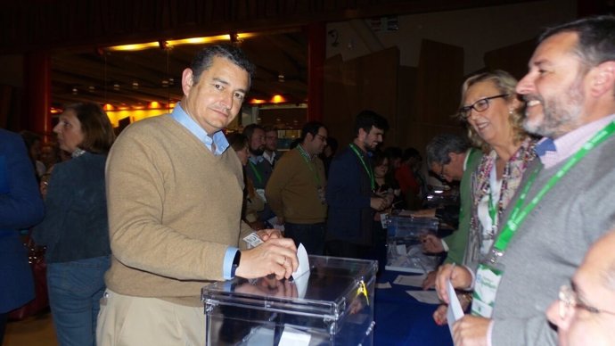Antonio Sanz (PP) votando en el Congreso regional del PP-A
