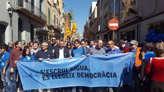 Manifestación por la municipalización del agua en Terrassa (Barcelona)