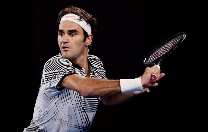 Federer excuta un revés 