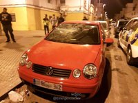 Detenido por agredir con una barra de hierro a dos vecinos y dañar ocho coches en Sevilla