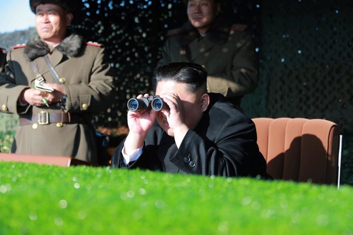 El dirigente de Corea del Norte, Kim Jong Un, observa unas maniobras
