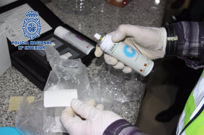 Un agente de la Guardia Civil realiza una prueba para detectar cocaína