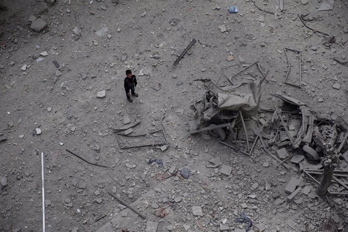 Imagen de archivo de los restos de un bombardeo del Gobierno en Duma, Damasco
