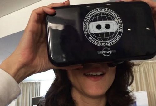 Chica con gafas de realidad virtual