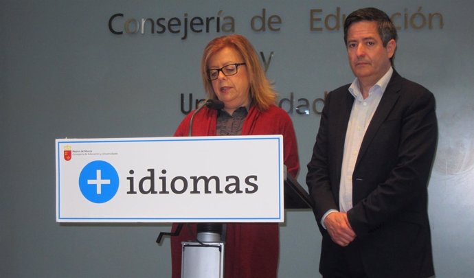 La consejera de Educación con Ujaldón en rueda de prensa     