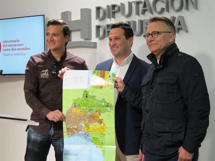 Presentan un folleto informativo sobre rutas para observar aves. 