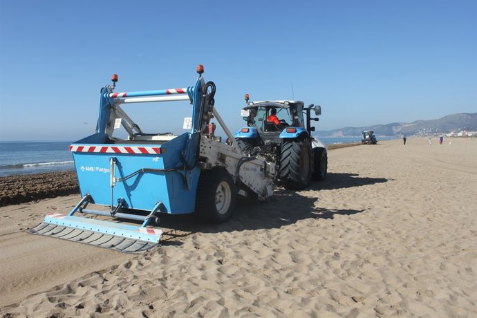 Els tractors de l'AMB remouen la sorra fins el 50 centímetres de profunditat