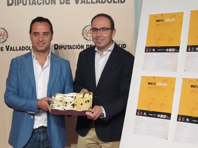 César López (izquierda) y Víctor Alonso (derecha) posan con una bandeja de queso