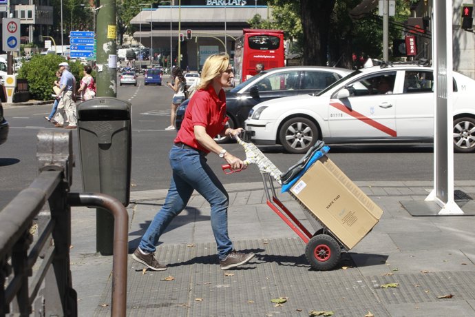 Dona treballant, conciliació, carrer, treball