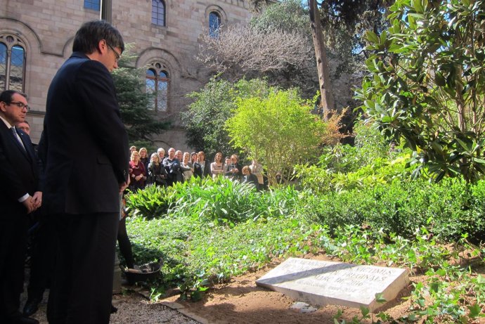 El pte. Carles Puigdemont ante la placa de memoria de las víctimas de Freginals