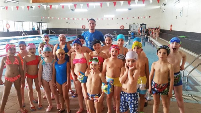 Los menores han mejorado sus técnicas de natación en estos talleres.