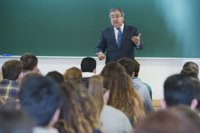 Zoido afirma que ETA "lo que tiene que hacer es disolverse, no solo entregar las armas" 