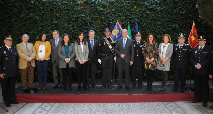 Ruiz (centro), junto al resto de autoridades durante la entrega del guión