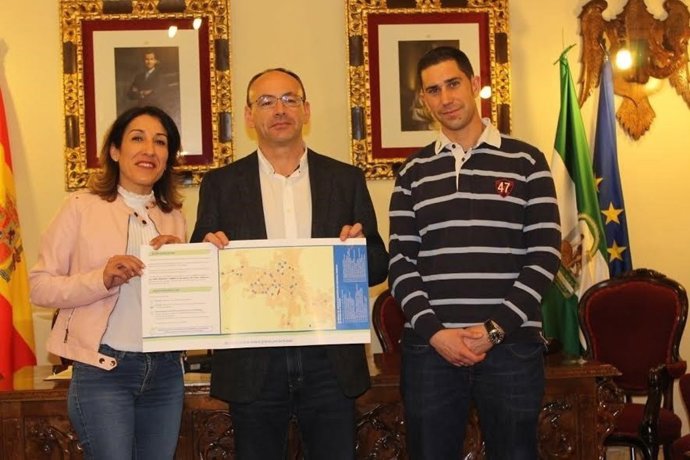 Pozuelo (izda.), durante su visita a Aguilar de la Frontera