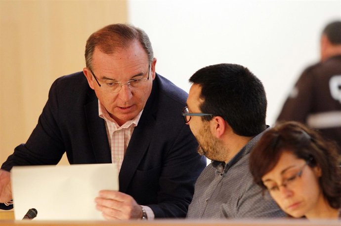 Francisco Delgado Bonilla habla con Iu guzmán ahumada  pleno diputación marzo17