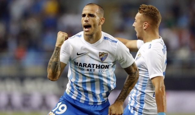 Sandro Ramírez celebra un gol con la elástica del Málaga.