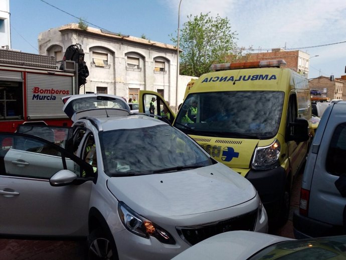 Imagen del turismo y la ambulancia accidentada