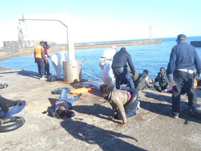 Los ocupantes de la patera desembarcan en Alborán