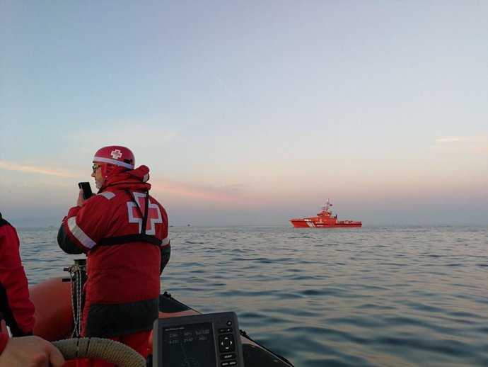 Embarcación de Cruz Roja buscando a los marineros desaparecidos en Barcelona