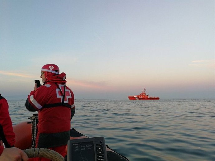 Embarcació de la Creu Roja cercant els mariners desapareguts a Barcelona