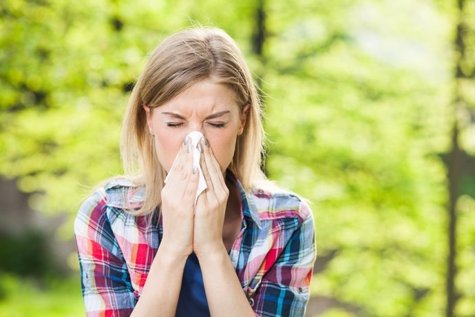 Chica, estornudo, alergia, pañuelo