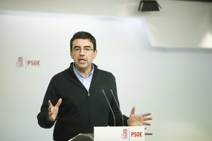 El portavoz de la Comisión Gestora del PSOE, Mario Jiménez, en rueda de prensa