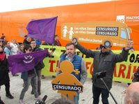Tensión en la llegada del autobús de Hazte Oír a Pamplona, que moviliza a activistas LGTBI en protesta